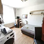 Petite Urban Oasis Apartman *